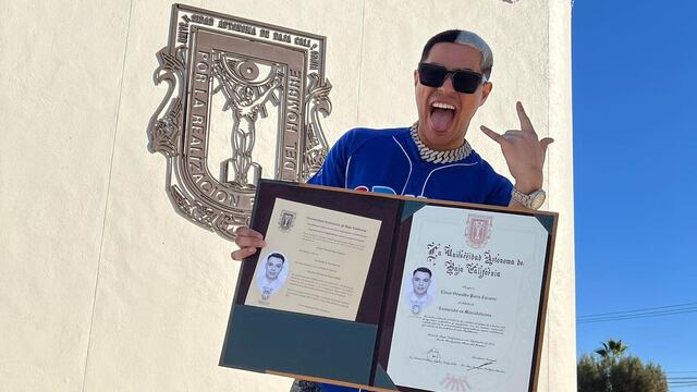 Eduin Caz recibe si título universitario