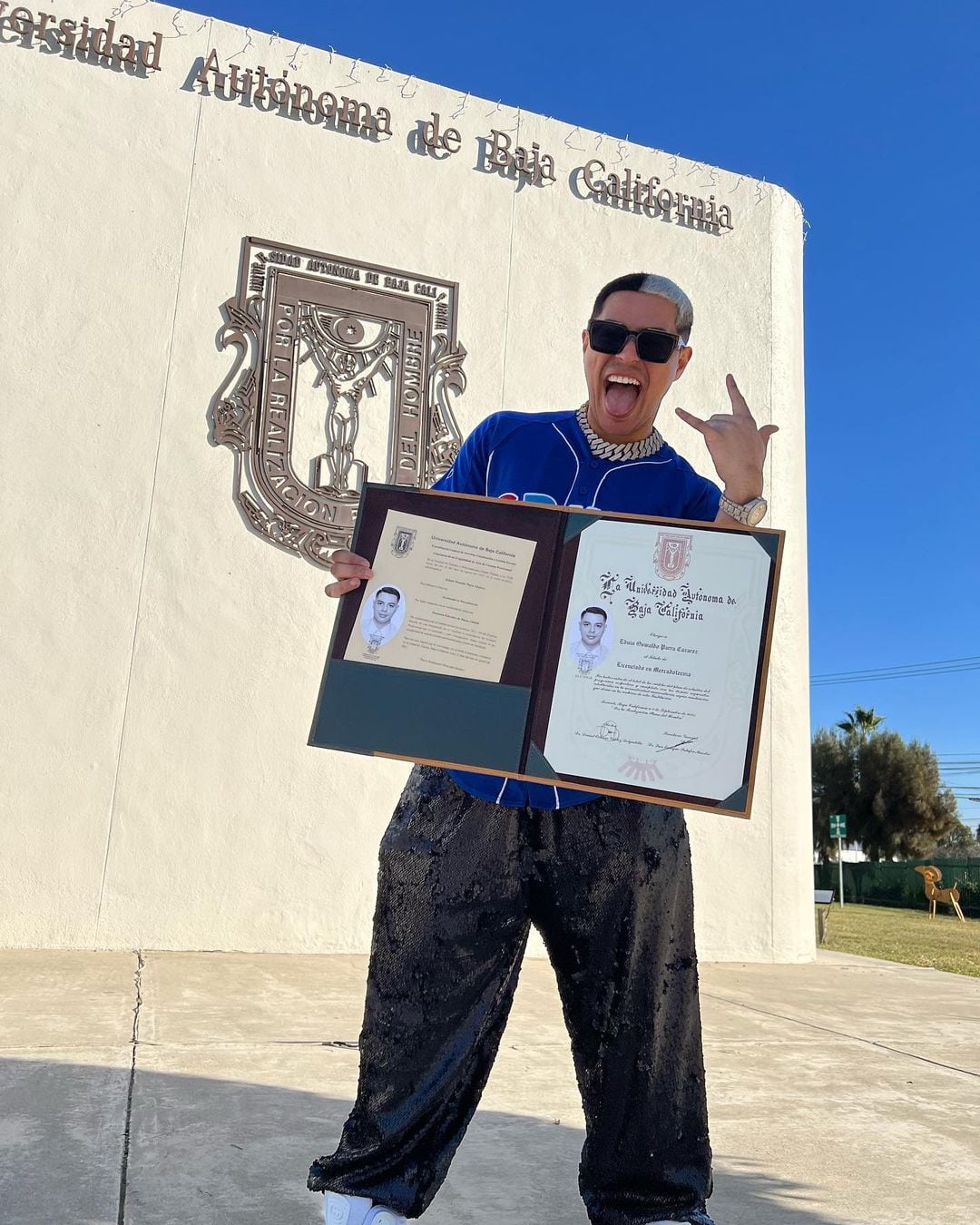 Eduin Caz recibe si título universitario