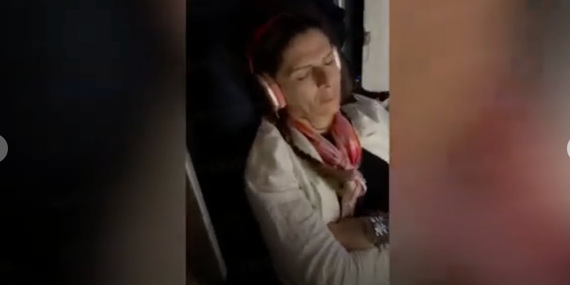 Ana Gabriela Guevara durmiendo durante el vuelo AF178 de Air France