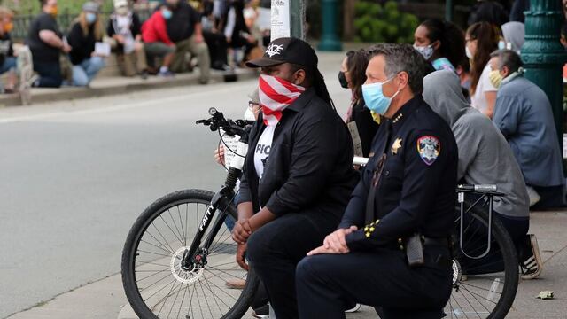 Policías arrodillados