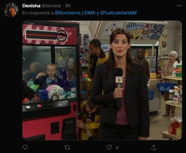 Usuarios hacen memes por situación de niño atorado en máquina de peluches