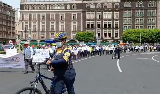 Marcha de adultos mayores contra Walmart/@NortenaCatrina