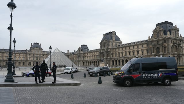 Robo en el museo del Louvre, París