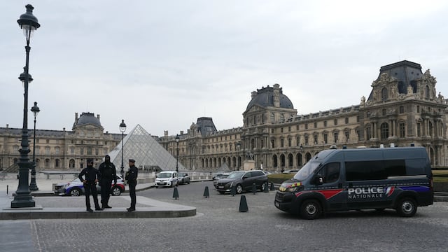 Robo en el museo del Louvre, París