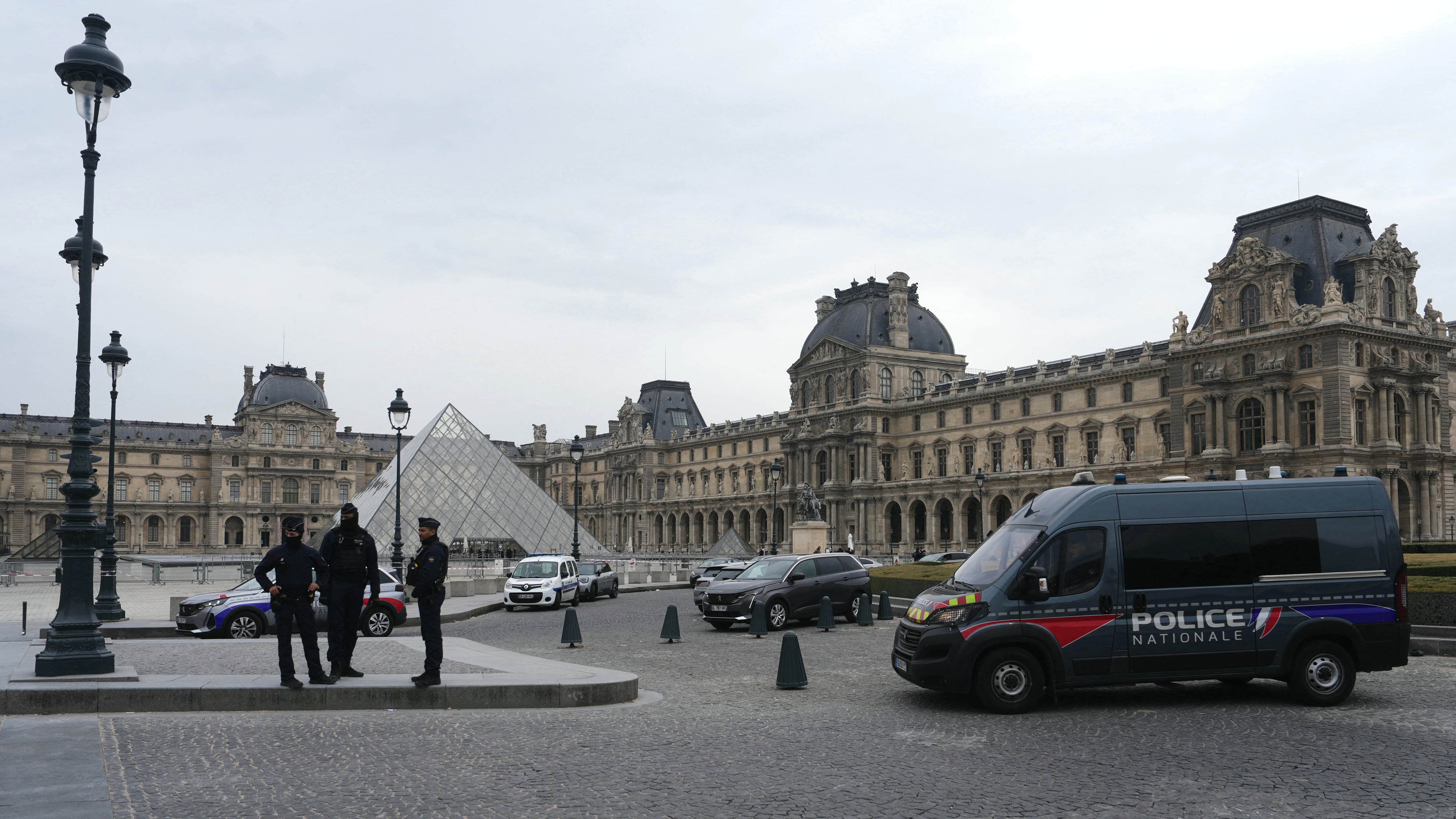 Reabre el Museo del Louvre tras el espectacular robo de joyas que conmocionó a París
