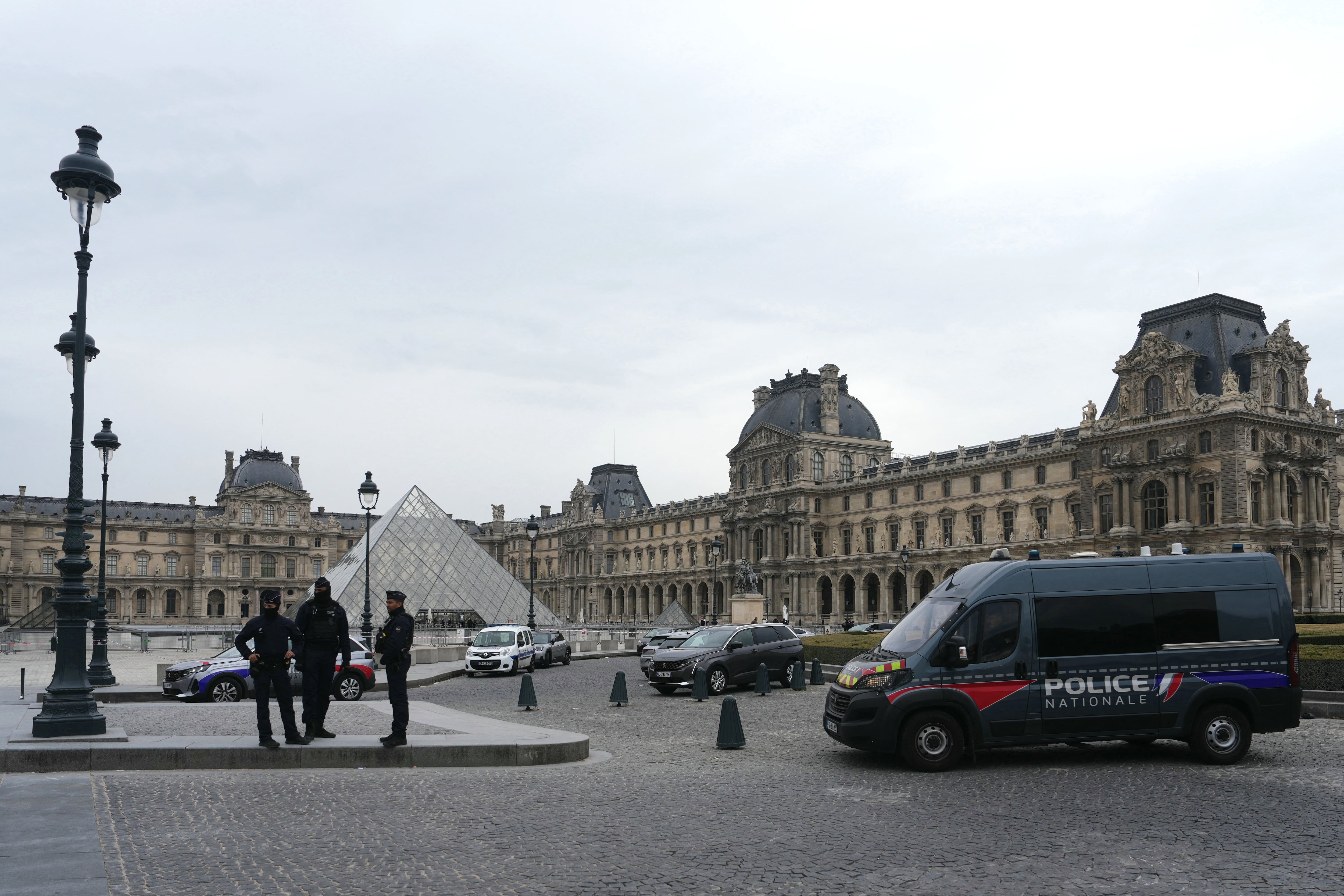 Robo en el museo del Louvre, París