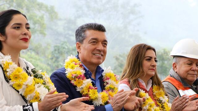 Rutilio Escandón Cadenas. Inaugura puente.