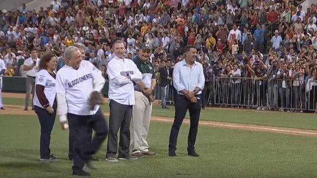 El presidente AMLO en el primer lanzamiento de la noche.