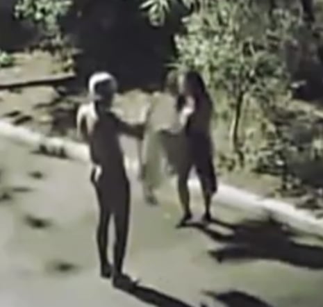 Les roban el carro mientras tienen sexo