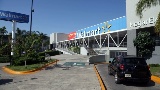 Walmart. Deuda al SAT.