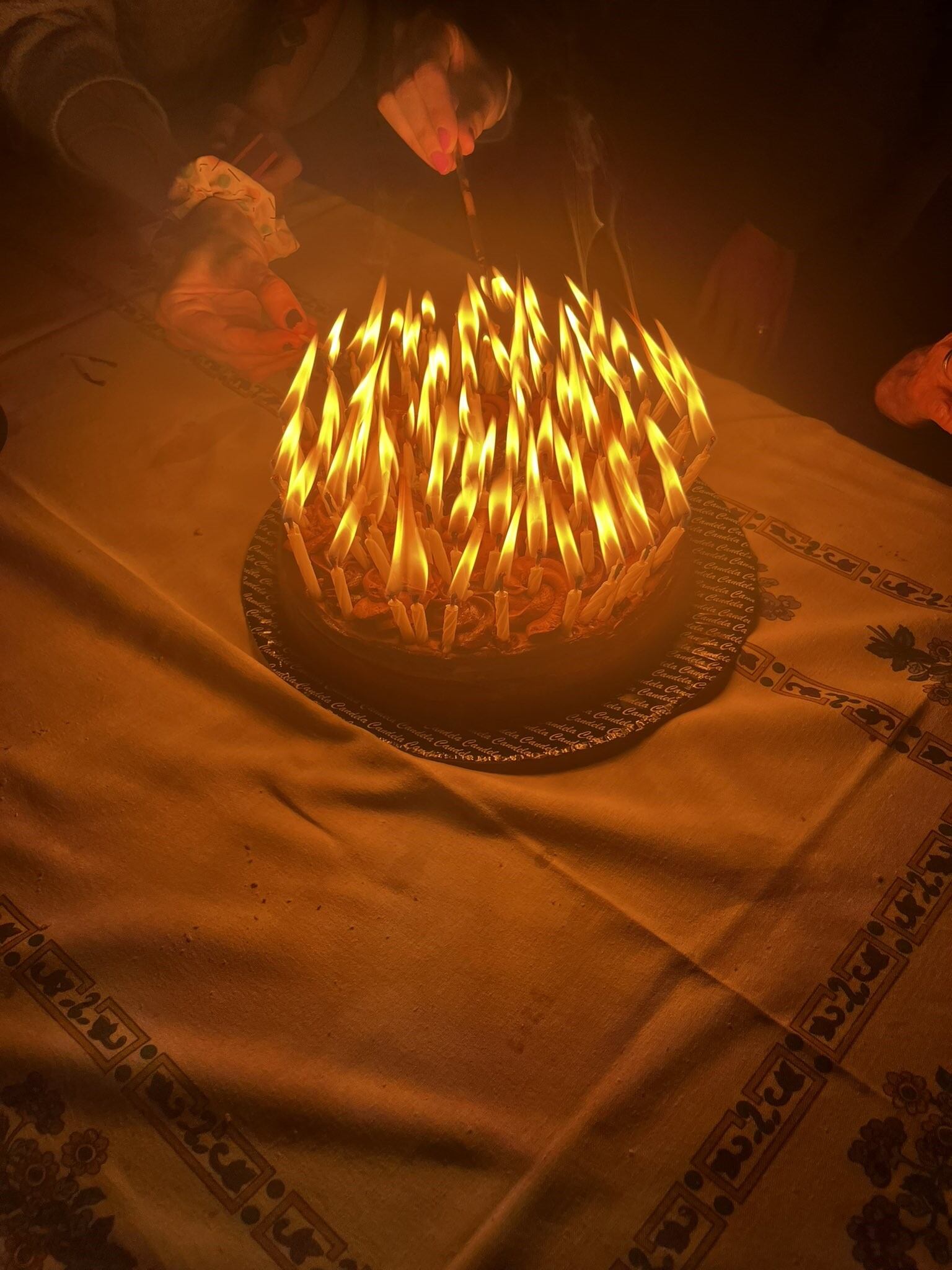 Pastel de cumpleaños de su abuela se incendió por ponerle 95 velitas encima
