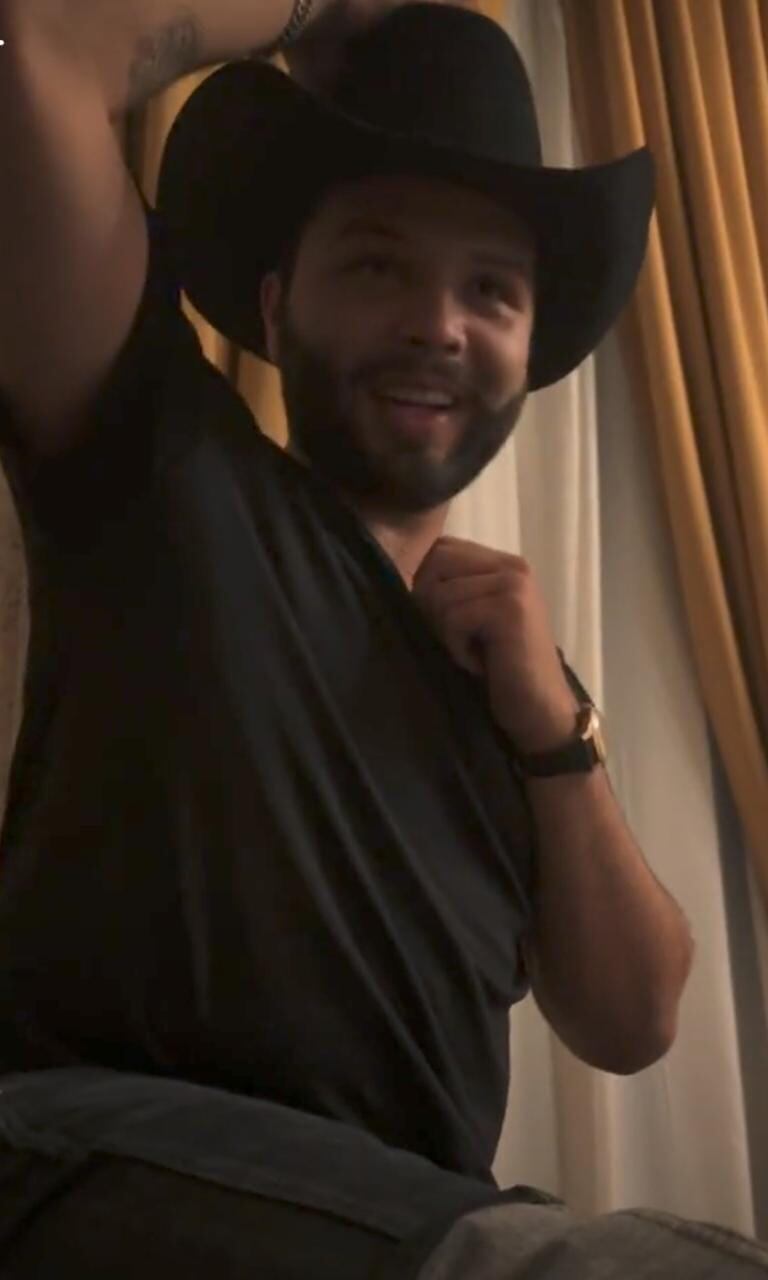 Ángela Aguilar depila su hermano Leonardo