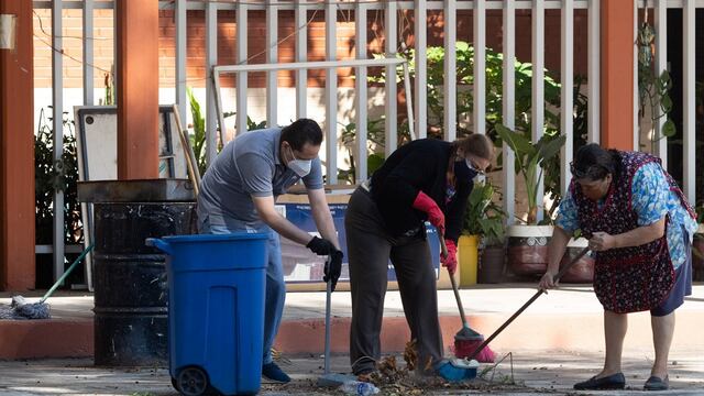 Padres limpian aulas por regreso a clases durante pandemia de Covid-19