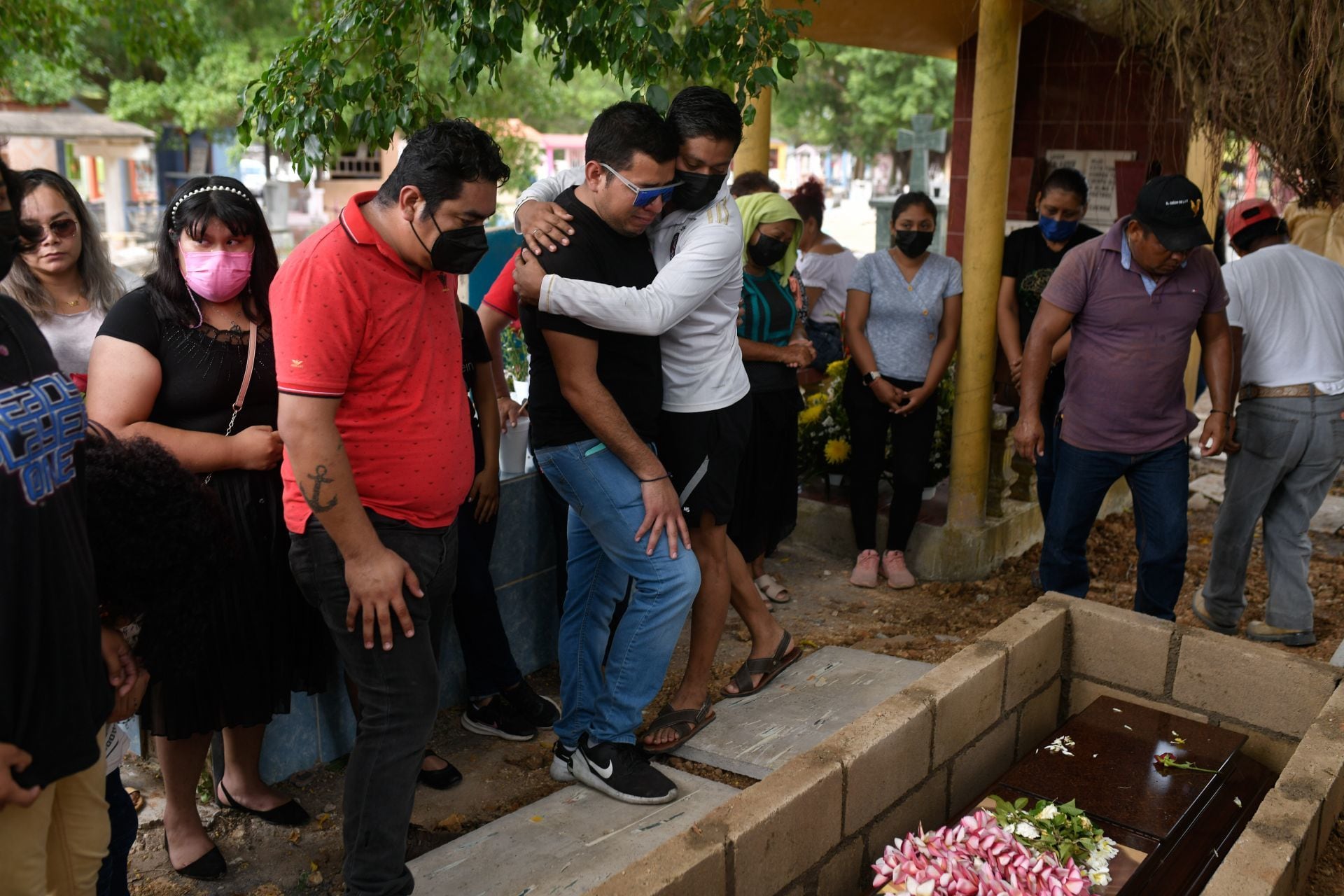 Familiares y amigos acudieron a la sepultura de Yesenia Mollinedo y Sheila Johana García.