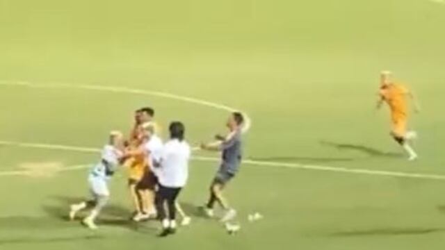 Brian Lozano se lanzó a los golpes con Jesús Dueñas al final de un partido amistoso entre Santos y Tigres.