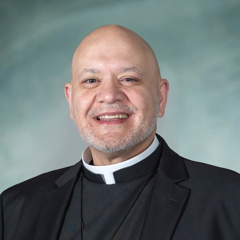 Carlos Martins, padre que asegura que los Labubus son diabólicos, enfrenta una investigación