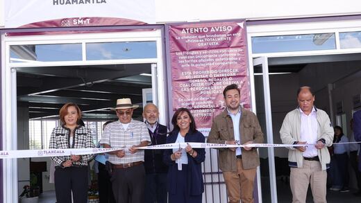 Lorena Cuéllar entrega 77 concesiones y nueva Central de Autobuses en Huamantla
