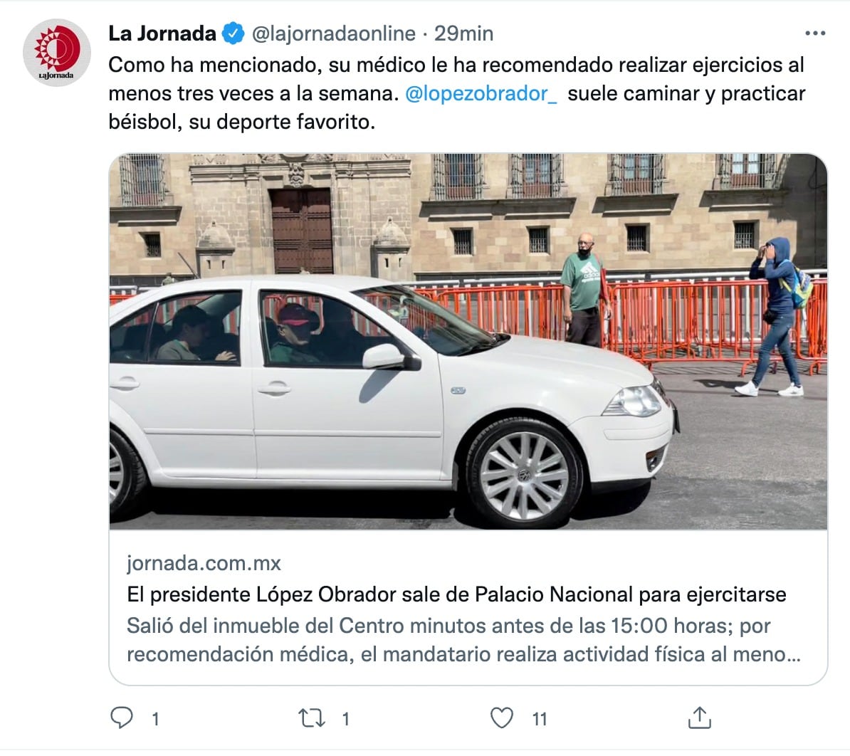 AMLO es captado por La Jornada saliendo para ejercitarse