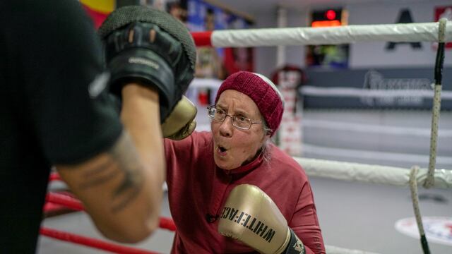 Mujer de 75 años boxea