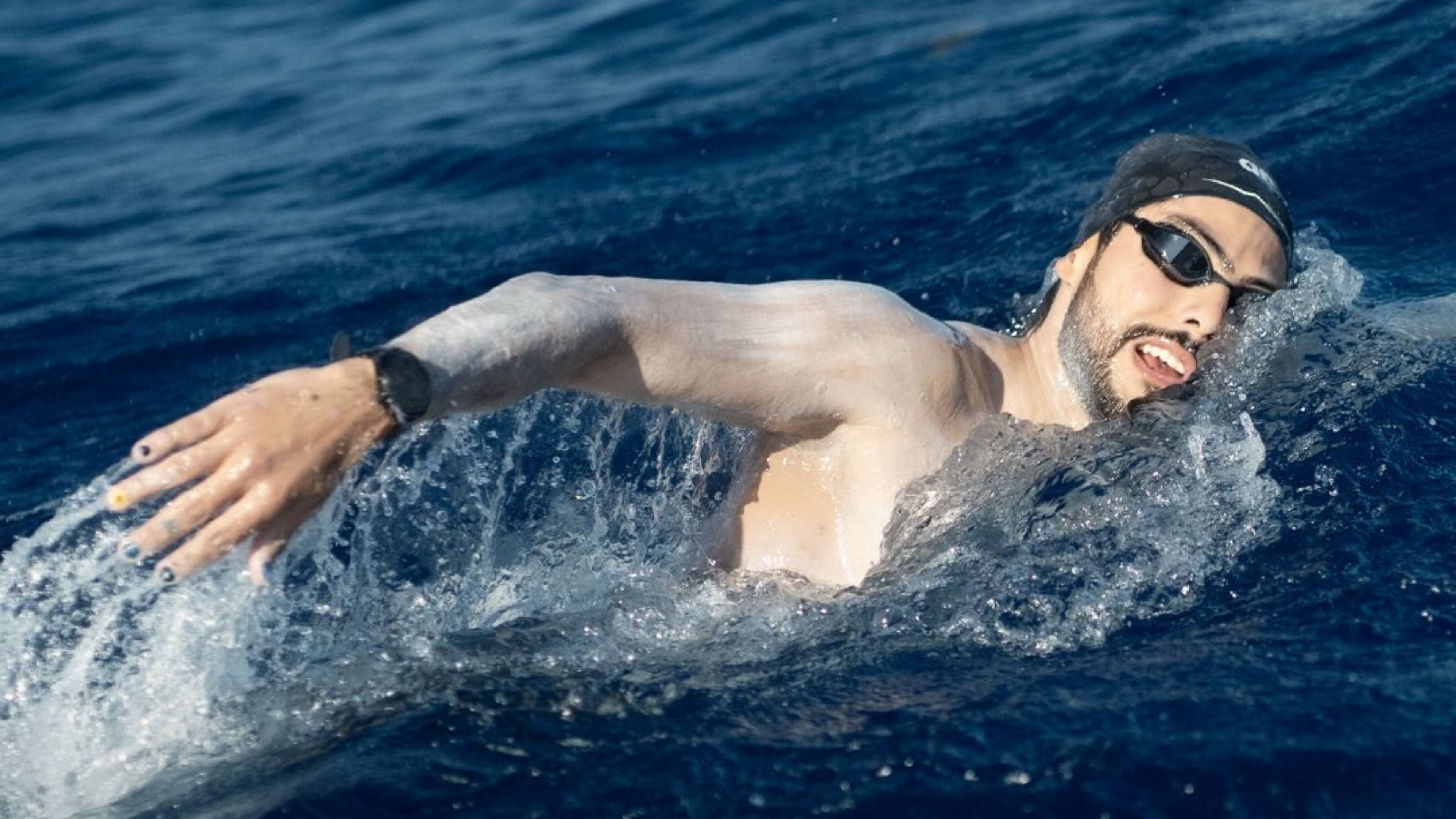 David Olvera rompe récord nacional tras nadar de Cozumel a Cancún