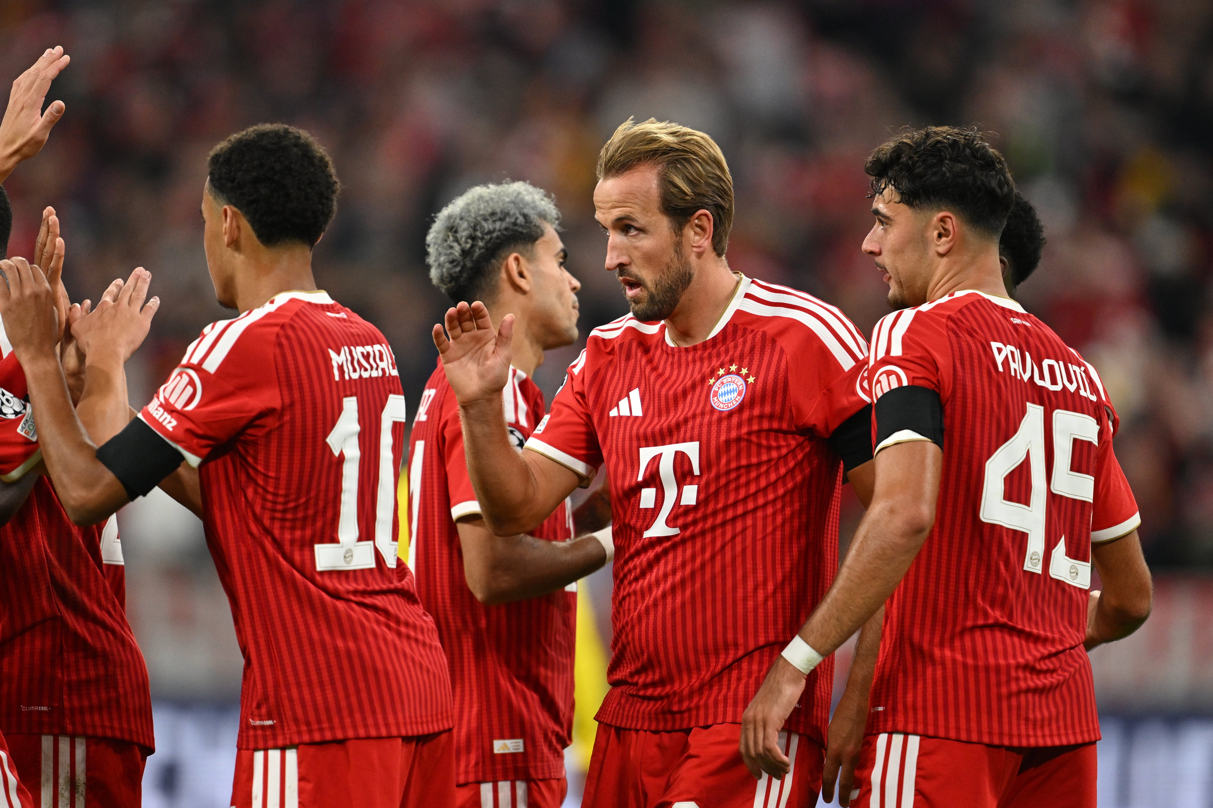 Harry Kane celebra con sus compañeros el segundo gol del Bayern Múnich