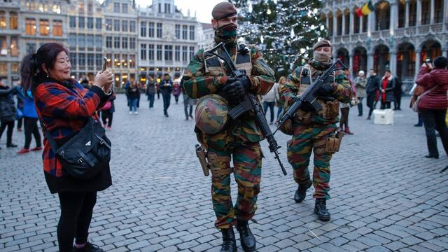 Dos soldados patrullan en el mercado navideño en Bruselas, Bélgica.