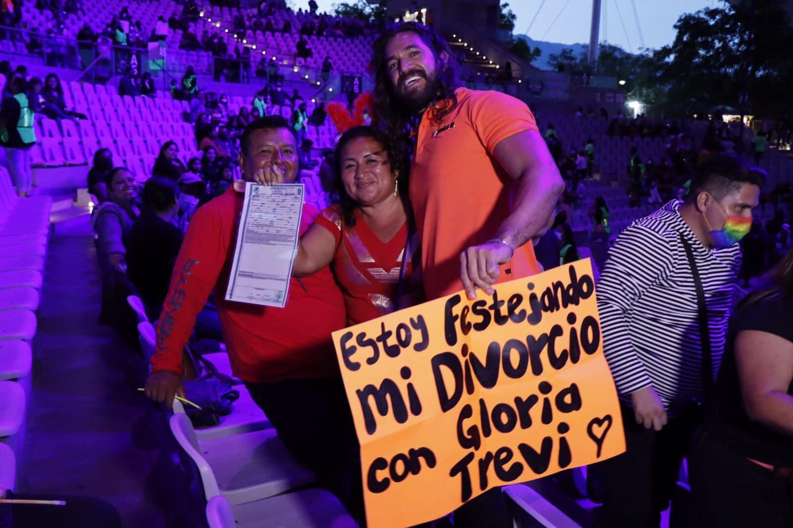 Mujer celebra divorcio en concierto de Gloria Trevi