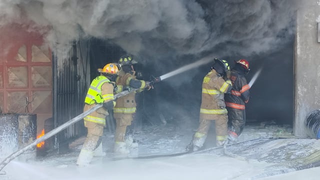 Bomberos de Ecatepec y municipios vecinos controlando incendio en fábrica de colchones