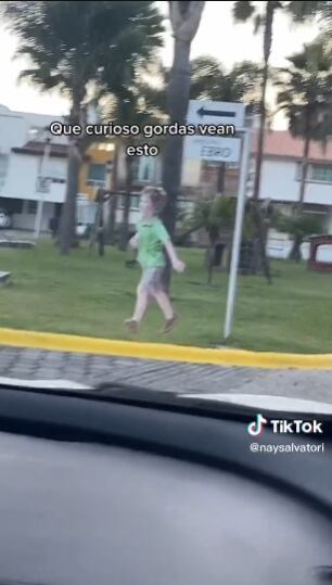 Niño de cartón en fraccionamiento "bien"