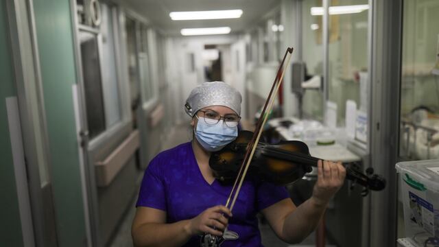 Enfermera con violín