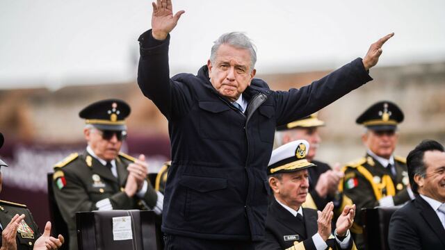 El presidente Andrés Manuel López Obrador entregó la presea Bicentenario del Heroico Colegio Militar