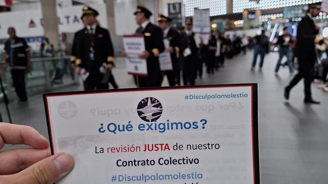 Pilotos de Aeroméxico manifestándose al interior del AICM