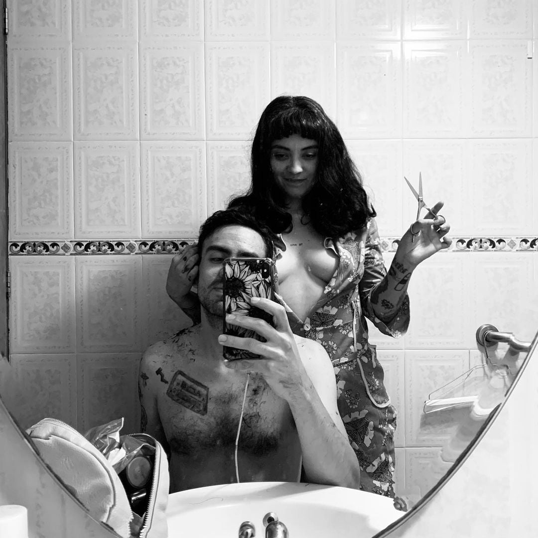 Mon Laferte con Joel Orta, su novio