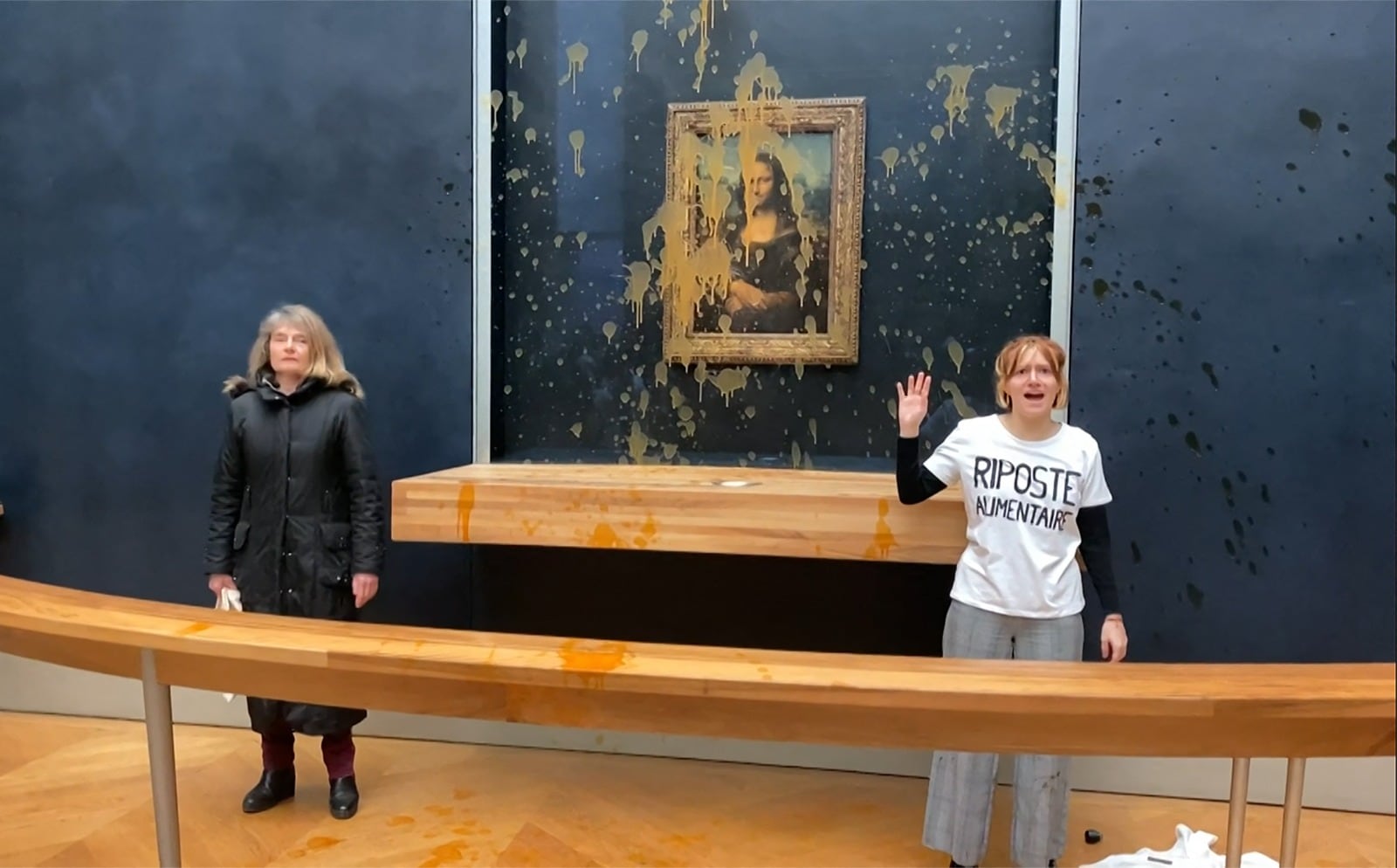 Mona Lisa es atacada con sopa por activistas