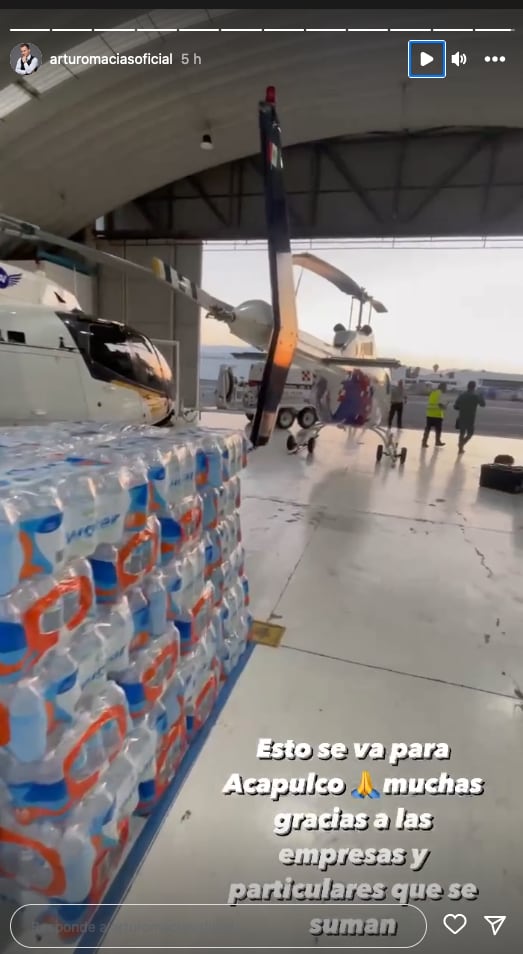 Arturo Macías, El Turry, comparte su ayuda a los damnificados del huracán Otis.