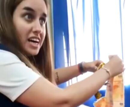 Maestra con su pastel lleno de billetes que le regalaron sus estudiantes