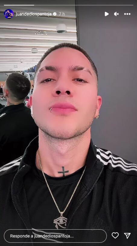 Juan de Dios Pantoja se rapa el cabello