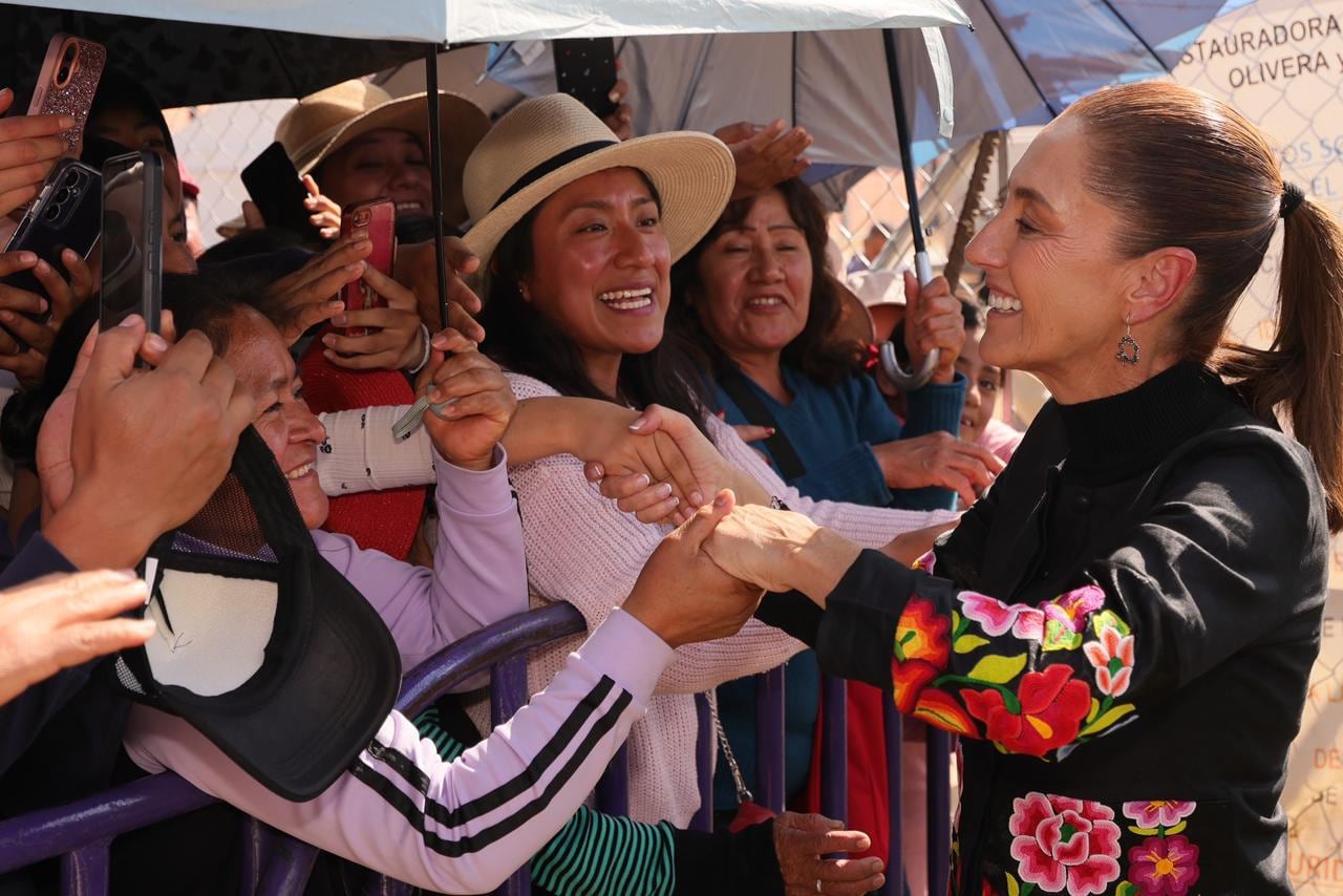 Claudia Sheinbaum y Lorena Cuéllar anuncian apertura de Universidad Rosario Castellanos en Tlaxcala.
