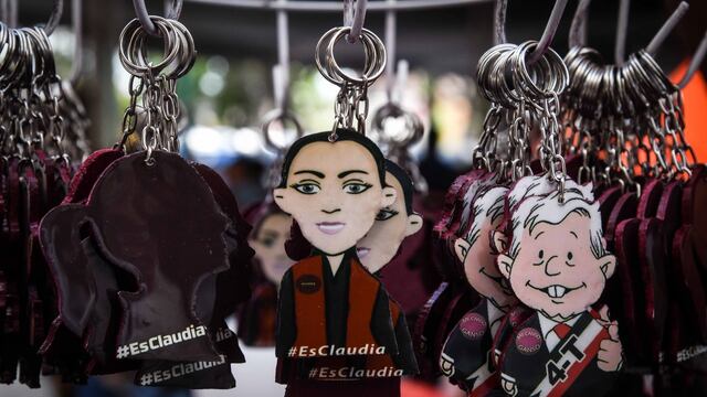 Venta de llaveros durante la asamblea informativa de Claudia Sheinbaum, aspirante a coordinadora nacional de los comités de defensa de la Cuarta Transformación