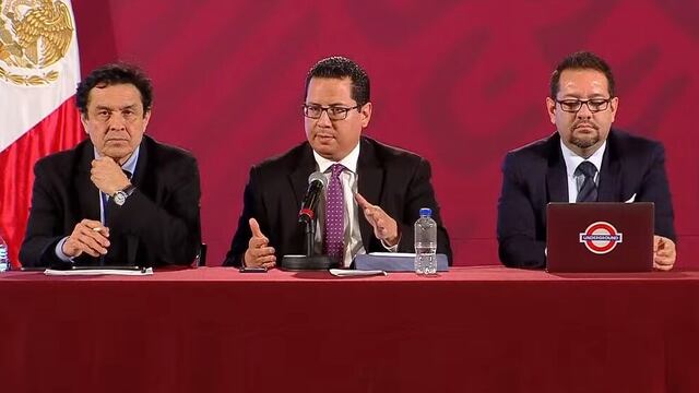 José Luis Alomía (cen), en conferencia de prensa.