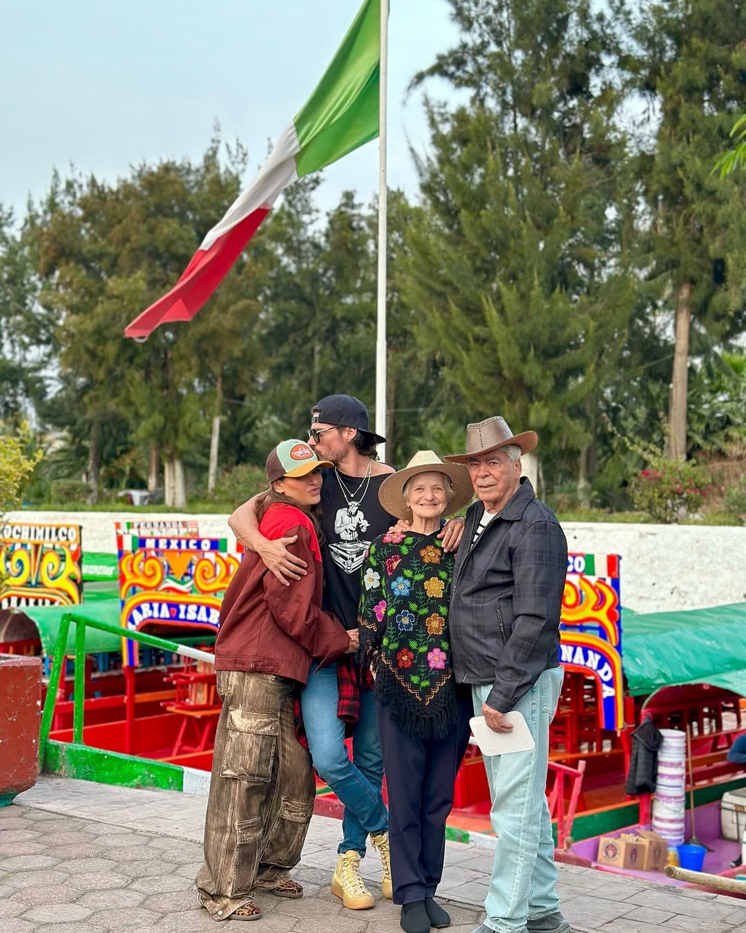 Galilea Montijo, Isaac Moreno y sus suegros en Xochimilco