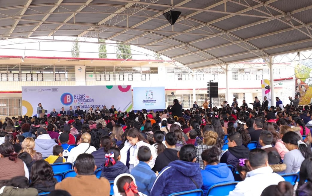 Tere Jiménez entrega becas en Aguascalientes