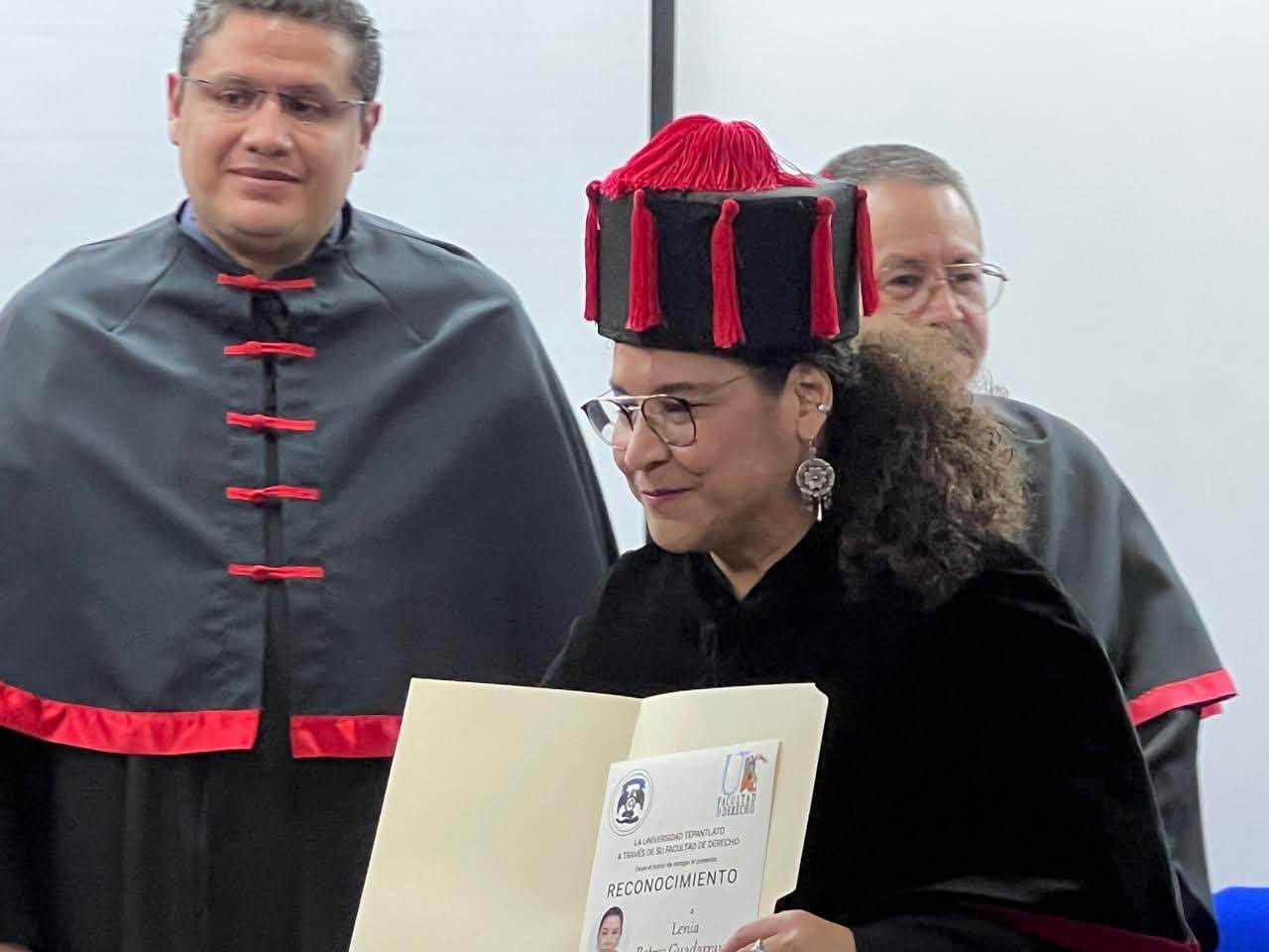 Lenia Batres presume su doctorado en Derecho Constitucional