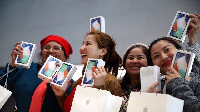 Clientes sostienen el nuevo iPhone X en una tienda de Apple.