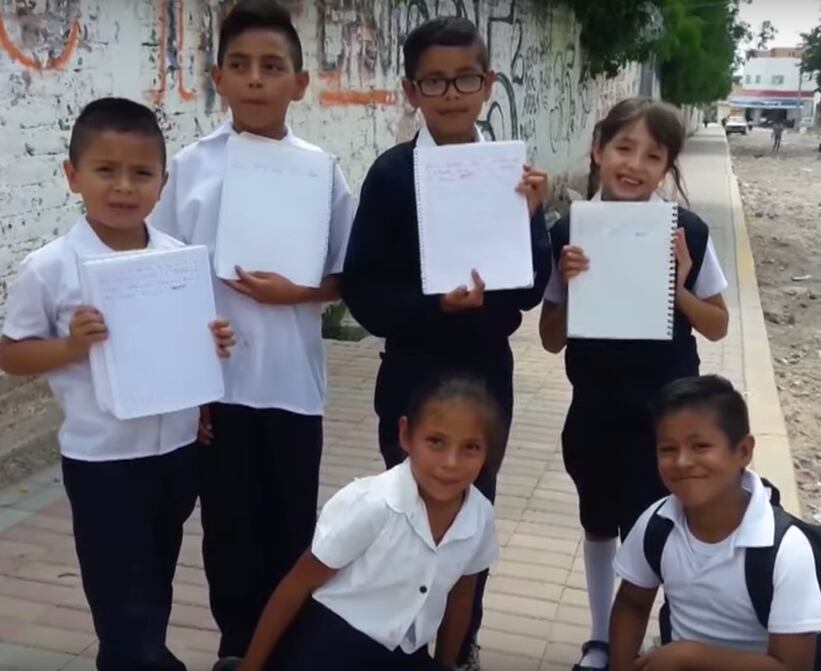 Niños piden autógrafos a policía en Guanajuato