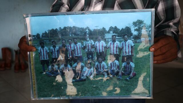Balbino sostiene la foto de sus nietos en San Marcos Atexquilapan de Naolinco, Veracruz, víctimas del tráiler abandonado en San Antonio, Texas, Estados Unidos