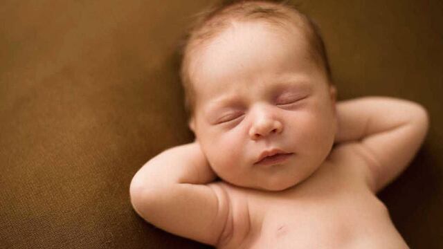 Pagan por acariciar a su hijo.