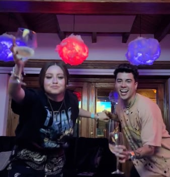 ¿Karol Sevilla y Mario Bautista presumen que su romance es un “Escándalo”? Este es su video romántico