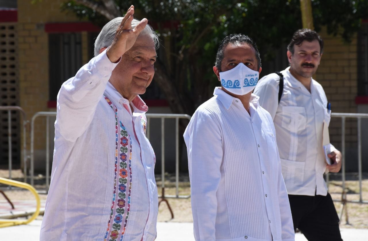 PLAYA DEL CARMEN, QUINTANA ROO, 11OCTUBRE2020.- El presidente de México, Andrés Manuel López Obrador; Carlos Joaquín González, gobernador de Quintana Roo, y Laura Beristain Navarrete. presidenta municipal de Solidaridad, encabezaron el evento "Acciones de mejoramiento urbano y regularización en el municipio de Solidaridad en Ciudad Juventud".
FOTO: ELIZABETH RUIZ/CUARTOSCURO.COM