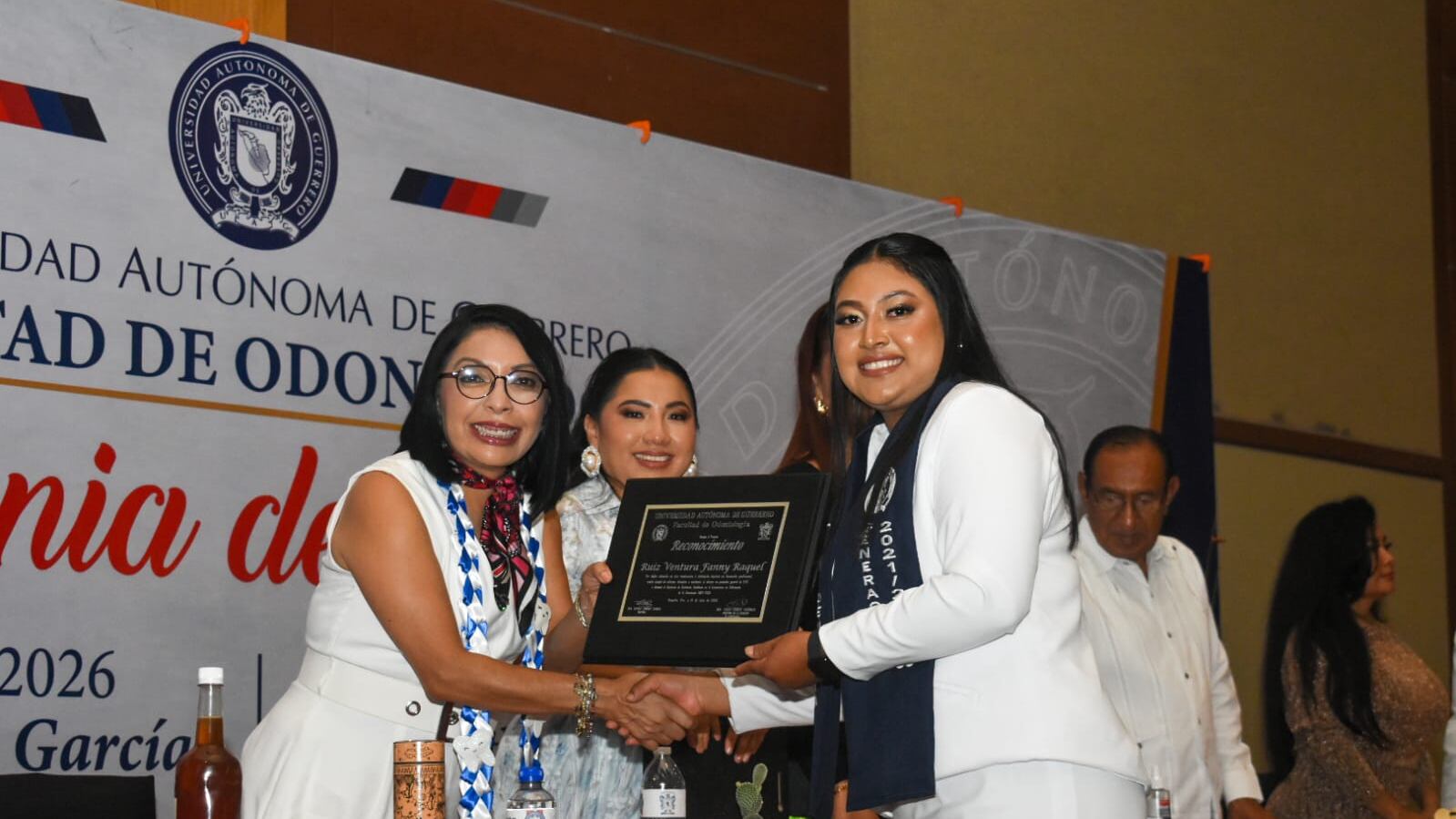 Esthela Damián apadrina generación de Odontología de la UAGro en Acapulco
